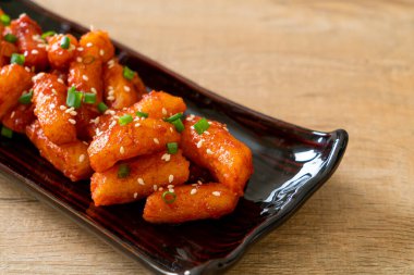 Kore usulü baharatlı pirinç keki (Tteokbokki).