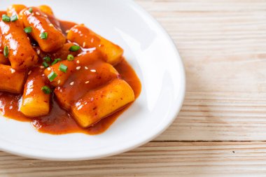 Baharatlı soslu Kore pirinç keki çubuğu (Tteokbokki) - Kore yemeği tarzı