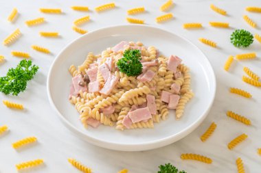 İtalyan usulü jambonlu spiral makarna ve mantar kreması sosu.