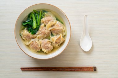 Domuz çorbası ya da sebzeli domuz köftesi çorbası - Asya yemeği tarzı.