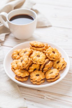 Hindistan cevizli bisküvi ve ananas reçeli.