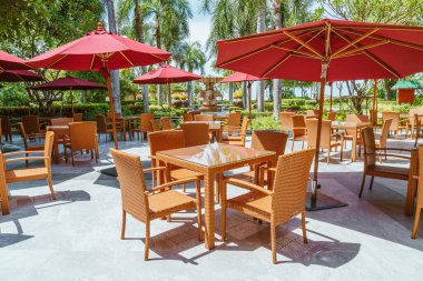 Boş teras masası ve şemsiyeli sandalye.