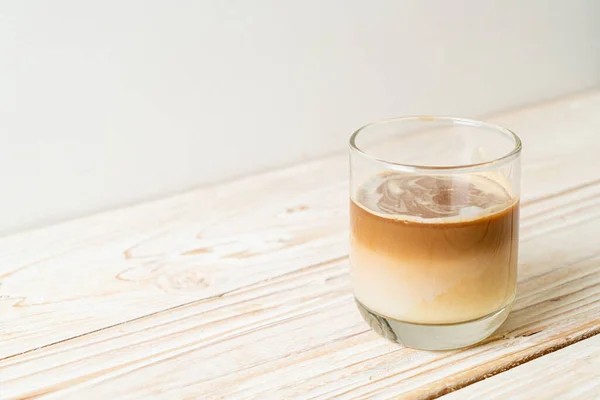 Copa Café Sucio Leche Fría Rematada Con Café Espresso Caliente —  Fotos de Stock
