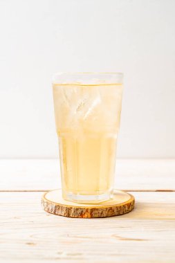 Ahşap arka planda buzlu yasemin çayı