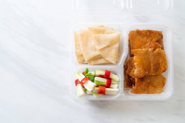 Teslimat kutusunda Pekin Ördeği - Çin yemeği tarzı
