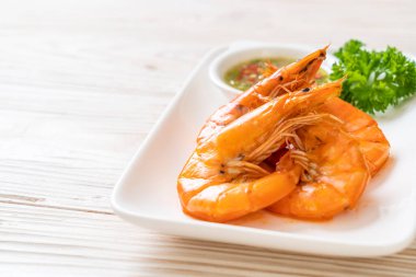 fırında tuzlanmış karides ya da deniz ürünleri soslu karides - deniz ürünleri tarzı.