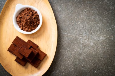 Kakao tozlu taze ve yumuşak çikolata.