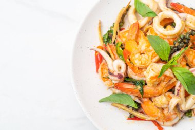 Kızarmış baharatlı deniz yemekleri (Pad Cha Talay) - Tayland yemeği tarzı