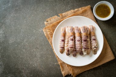 Haşlanmış kerevit ya da peygamber devesi karidesi ya da baharatlı deniz ürünleri soslu stomatopod.