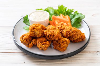 Sebzeli kızarmış tavuk kanadı.