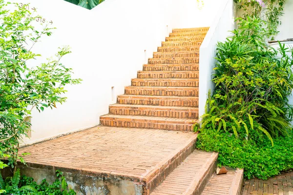 Beyaz duvarlı tuğlalı merdivenimiz.