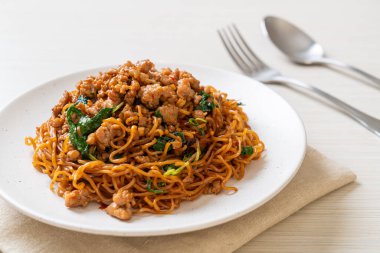 Tayland fesleğeni ve kıymalı kızarmış erişte Asya usulü.