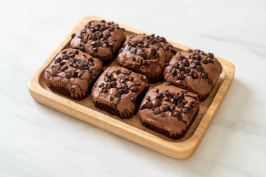 Üstünde çikolata parçacıkları olan çikolatalı browniler.