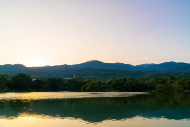 Ang Kaew Gölü Chiang Mai Üniversitesi Orman dağı ve alacakaranlık gökyüzü