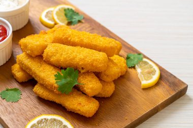 Kızarmış balık çubuğu ya da soslu patates kızartması.