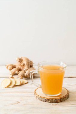 Zencefil köklü taze ve sıcak zencefil suyu bardağı - sağlıklı içecek tarzı