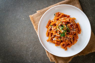 domates soslu ve peynirli spiral veya spiralli makarna - İtalyan yemek tarzı