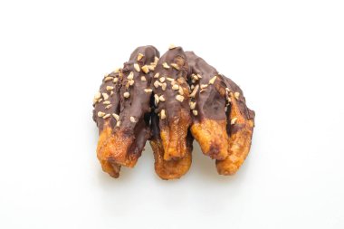 Güneş ışığı, muzlu çikolatayı kurutur ya da muz soslu çikolatayı beyaz arka planda izole eder.