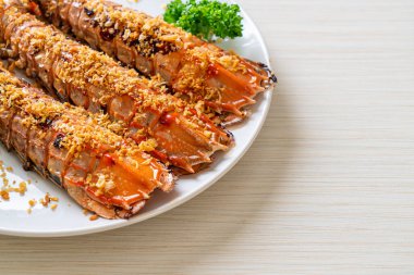 Beyaz tabakta sarımsaklı Mantid Karidesi Karıştır