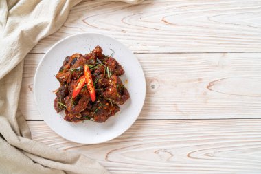 Kızarmış yayın balığını acı biberle karıştır - Asya usulü