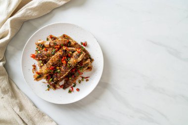 Kızarmış Mantid Karidesi ya da Acılı ve Tuzlu Kerevit Deniz Ürünleri Stili