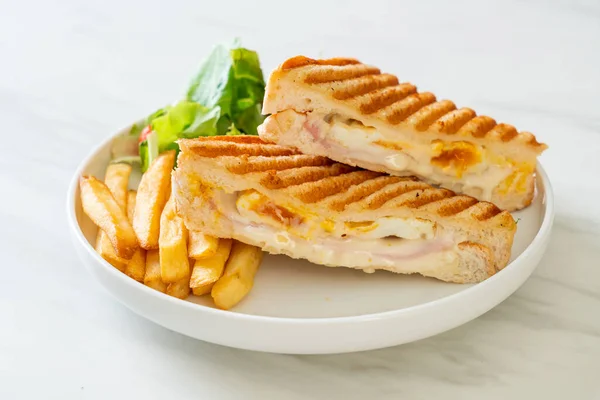 Sandwich Jambon Avec Oeuf Frites — Photo