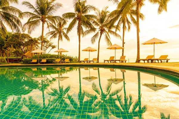 Guarda Chuva Cadeira Torno Piscina Hotel Resort Para Viagens Lazer — Fotografia de Stock