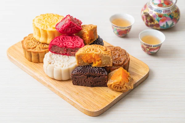 Bunter Chinesischer Mondkuchen Mit Gemischtem Geschmack Auf Holzteller — Stockfoto