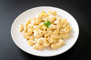 Fırında makarna ve peynir.