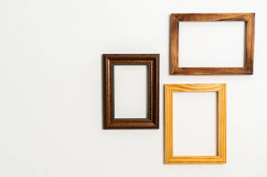 boş resim çerçevesi beyaz duvar arkaplanında kopyalama alanı ile