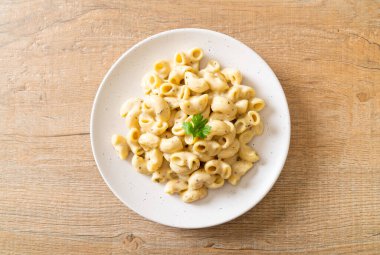 Fırında makarna ve peynir.