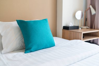 güzel ve rahat yastıklar yatak odasındaki süslemeler