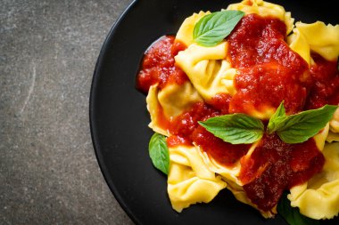 Domates soslu İtalyan tortellini makarnası - İtalyan yemeği tarzı.