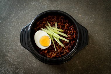 Kore fasulye soslu Anında Erişte salatalık ve haşlanmış yumurta (Jajangmyeon veya Jjajangmyeon) - Kore yemek tarzı