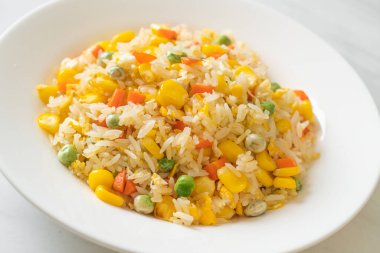 Karışık sebzeli ev yapımı pilav (havuç, yeşil bezelye, mısır) ve yumurta