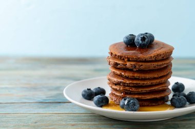 Yaban mersinli ve ballı krep yığını.