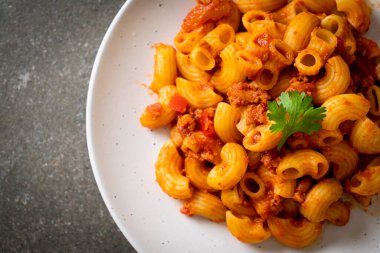 Domates soslu makarna ve kıymalı domuz eti, Amerikan usulü pirzola, Amerikan usulü gulaş.