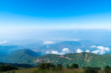 Tayland, Chiang Mai 'deki Kew Mae Pan Doğa Yolu' nda bulutlu ve mavi gökyüzü olan güzel bir dağ tabakası.
