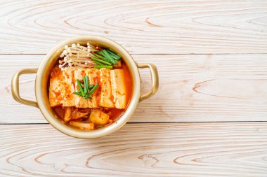 Yumuşak Tofulu Kimchi Çorbası veya Kore Kimchi Güveci - Kore Yemekleri Geleneksel Tarzı