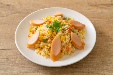 Sosisli pilav ve karışık sebze.