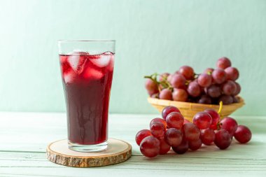 Ahşap zemin üzerinde taze üzüm suyu