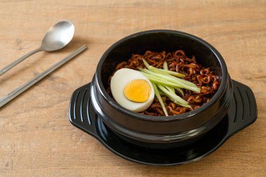 Kore fasulye soslu Anında Erişte salatalık ve haşlanmış yumurta (Jajangmyeon veya Jjajangmyeon) - Kore yemek tarzı
