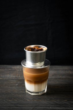 Vietnam tarzında damlayan sıcak sütlü kahve - Saigon veya Vietnam kahvesi