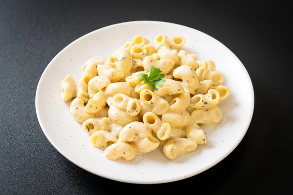 Fırında makarna ve peynir.