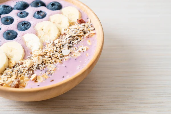 Yoğurt ya da yoğurtlu smoothie kasesi, böğürtlen, muz ve granola.