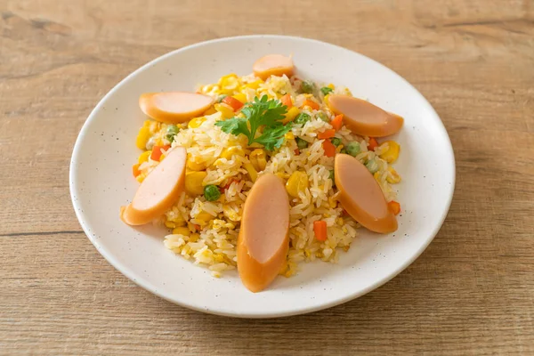 Sosisli pilav ve karışık sebze.