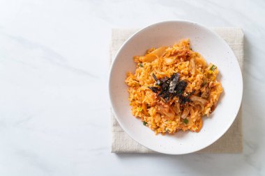 Kore usulü deniz yosunu ve beyaz susamlı kimchi pilavı.