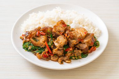 Kızarmış domuz eti ve pirinçli fesleğen Asya yerel sokak yemeği tarzı.