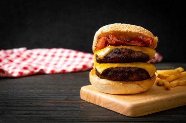 Peynir ve pastırmalı hamburger veya sığır burger - sağlıksız yemek tarzı.