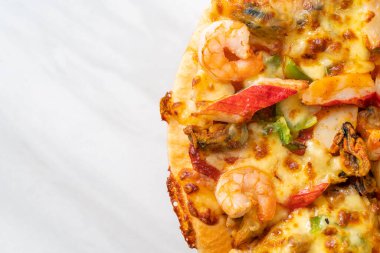 Tahta tepside deniz ürünleri (karides, ahtapot, midye ve yengeç) pizza